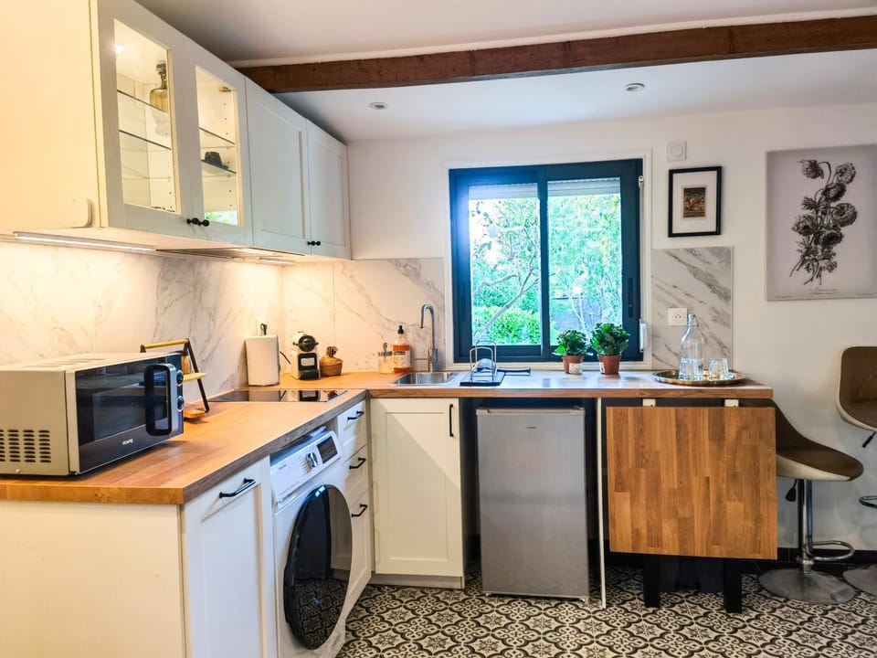 Kitchen or kitchenette, Dining area, dishwasher, minibar, washing machine
