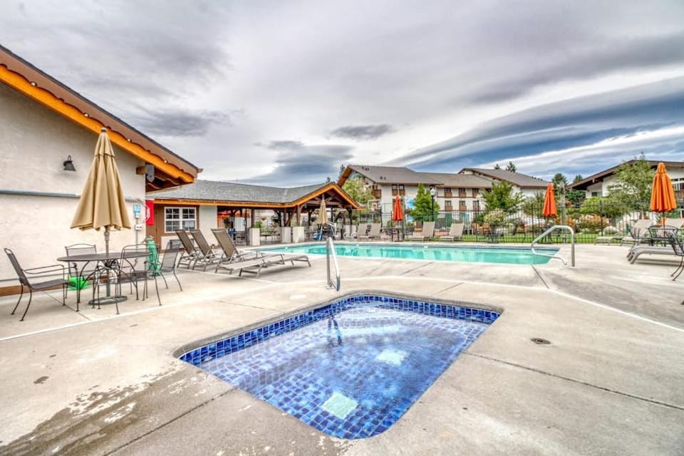 Icicle Village Resort 507 & 508: Alpine Reflections Apartment in Leavenworth