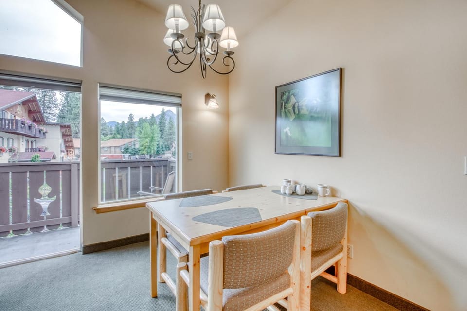 Icicle Village Resort 507 & 508: Alpine Reflections Apartment in Leavenworth