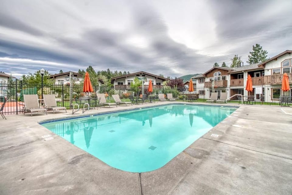 Icicle Village Resort 507 & 508: Alpine Reflections Apartment in Leavenworth