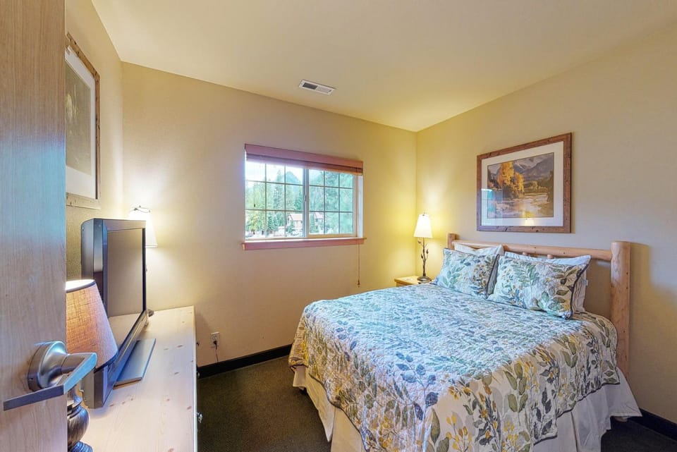 Icicle Village Resort 507 & 508: Alpine Reflections Apartment in Leavenworth