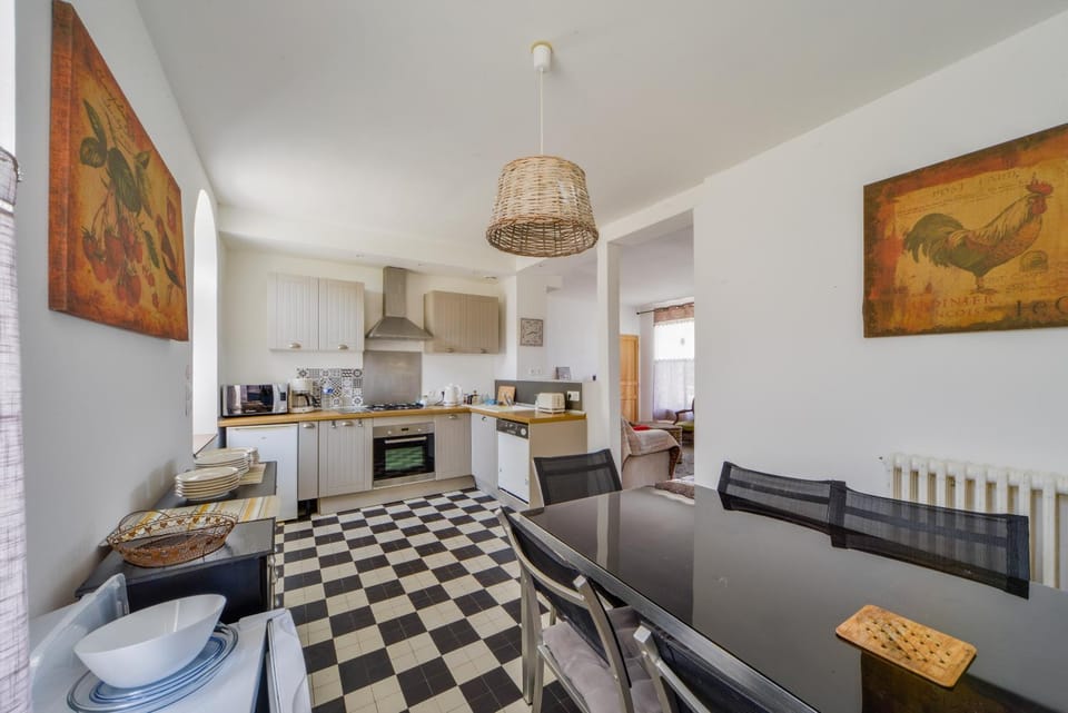 Kitchen or kitchenette, Dining area