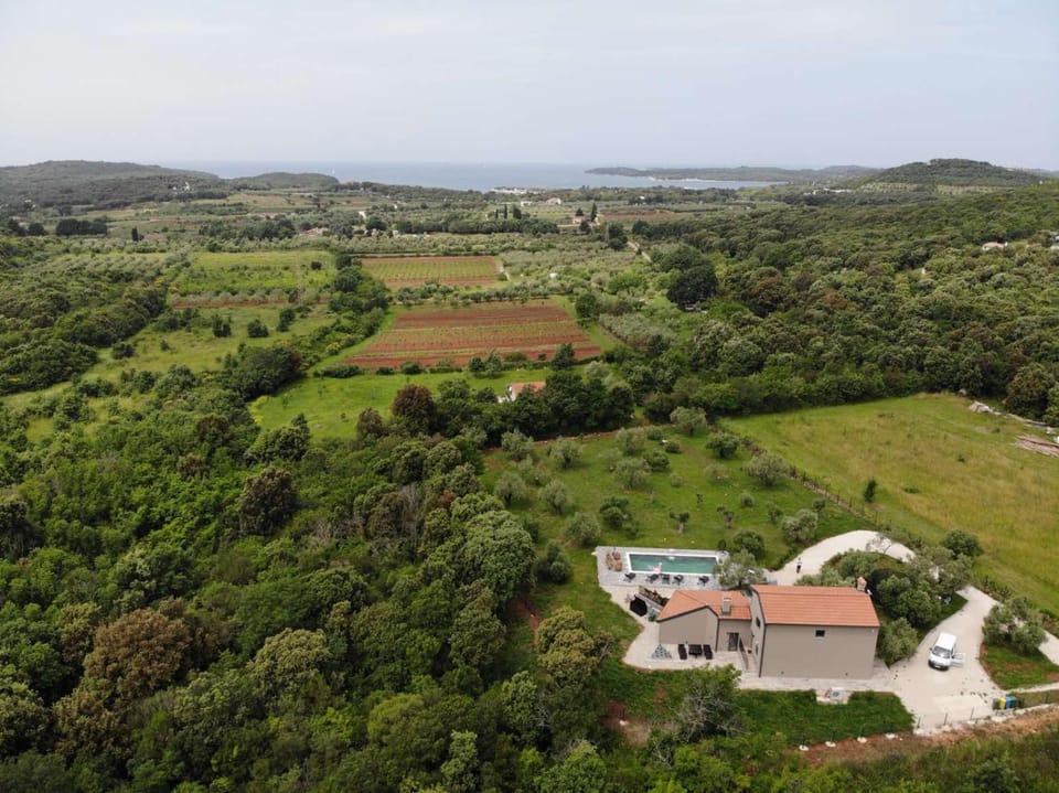 Property building, Nearby landmark, Neighbourhood, Swimming pool