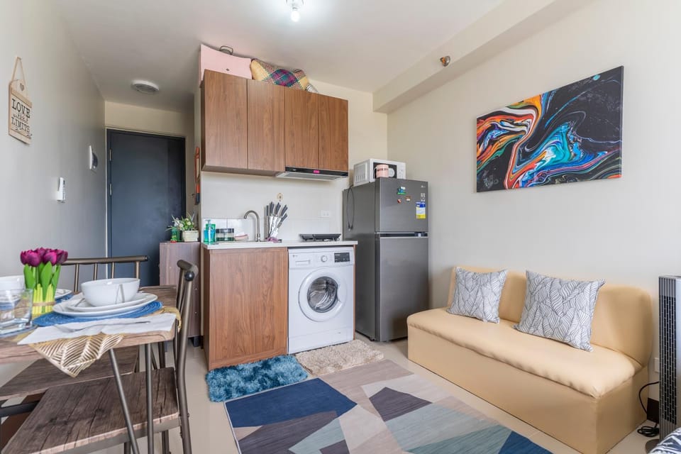 Kitchen or kitchenette, Dining area, minibar, stove, washing machine