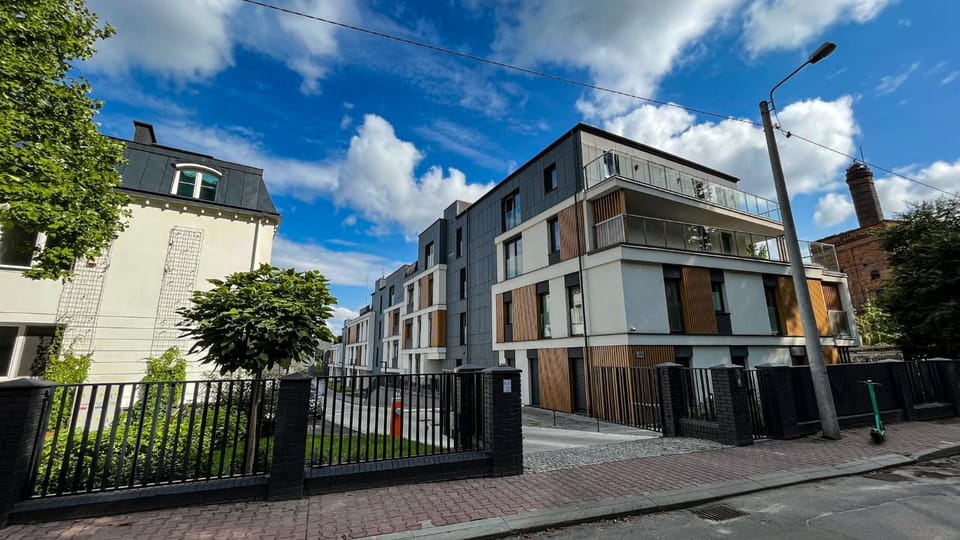 Property building, Facade/entrance, Day, Neighbourhood, Street view