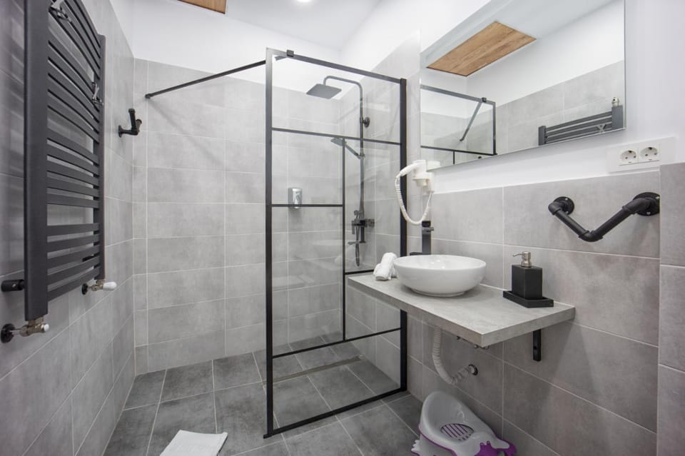 Shower, Toilet, Bathroom, towels