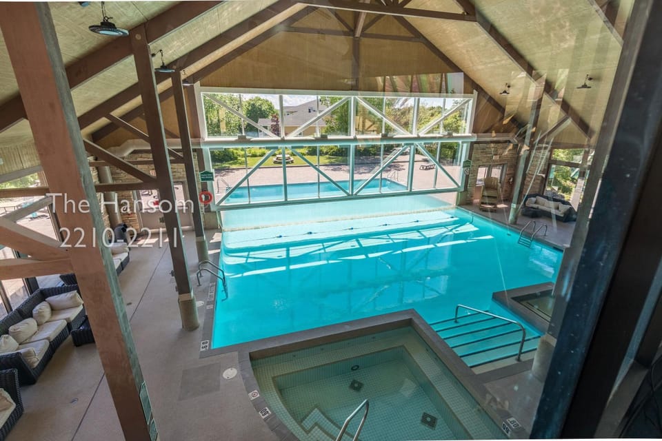 Pool view, Swimming pool, sunbed