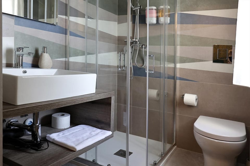Shower, Toilet, Bathroom, towels