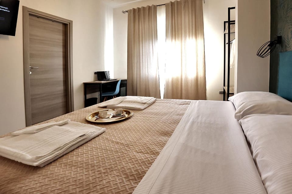 Bed, TV and multimedia, Photo of the whole room, Bedroom