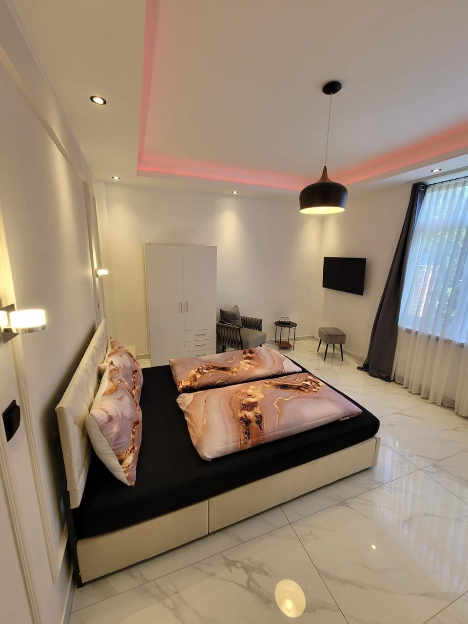 Bed, TV and multimedia, Living room, Photo of the whole room, Seating area, Bedroom, towels