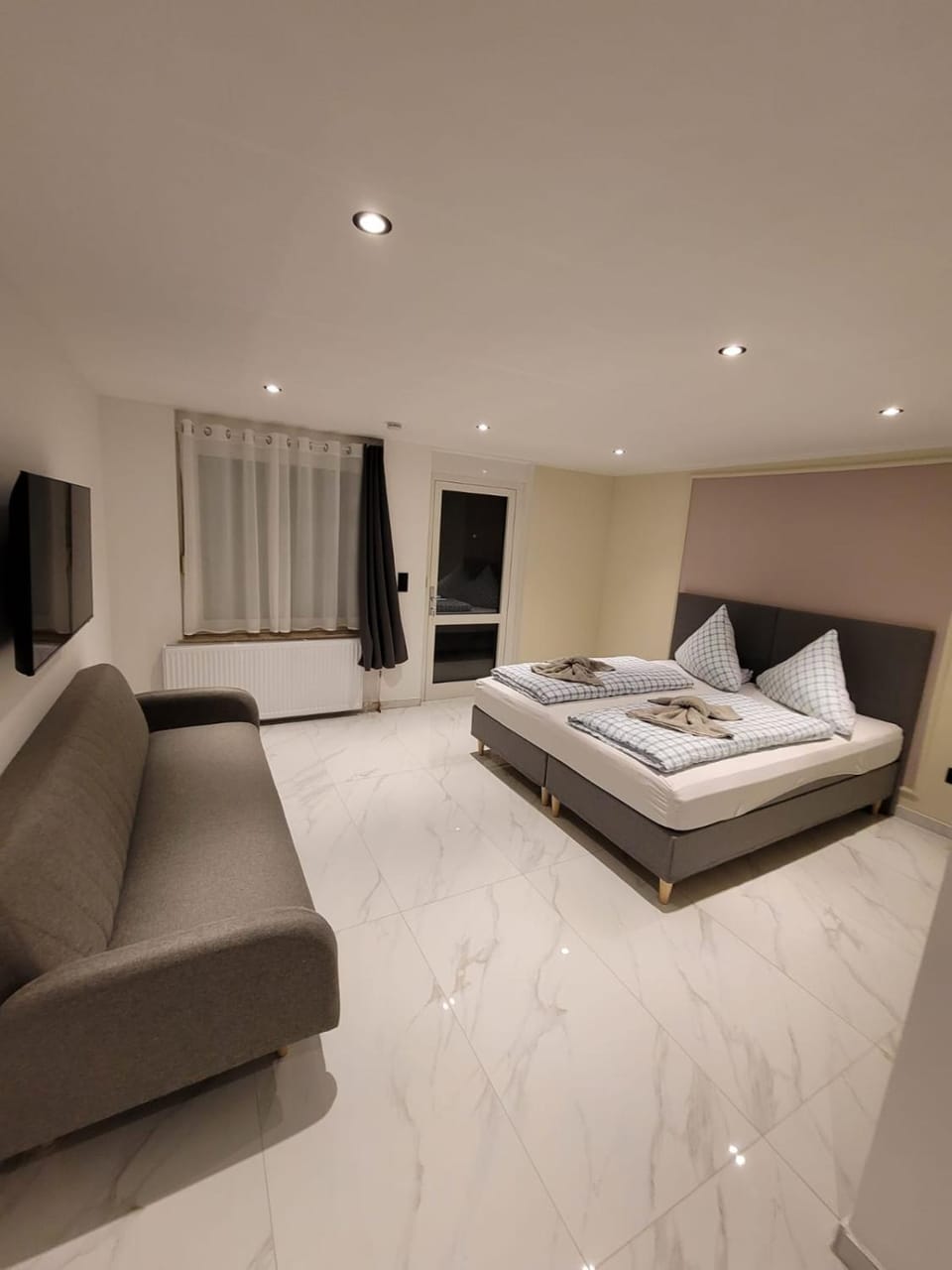 Bed, Living room, Photo of the whole room, Seating area, Bedroom