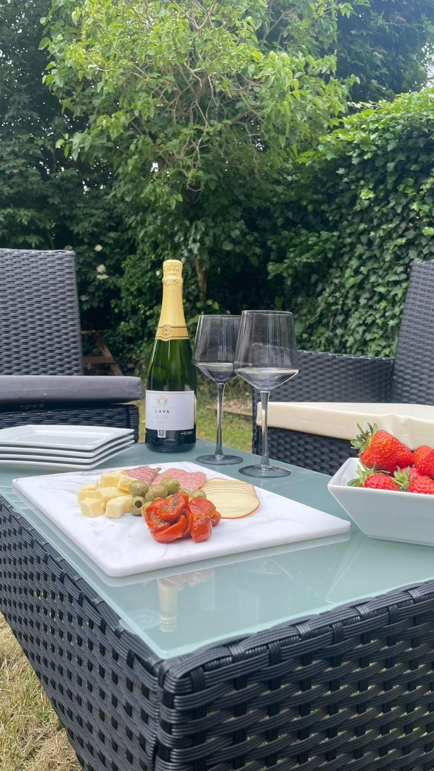 Garden, Food and drinks, Dining area, Food, Garden view, Drinks, Alcoholic drinks