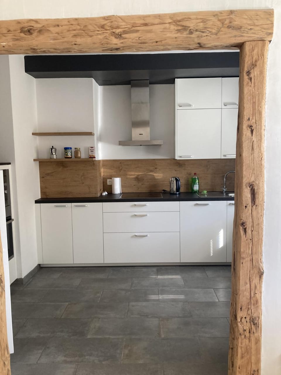 Kitchen or kitchenette, minibar, stove