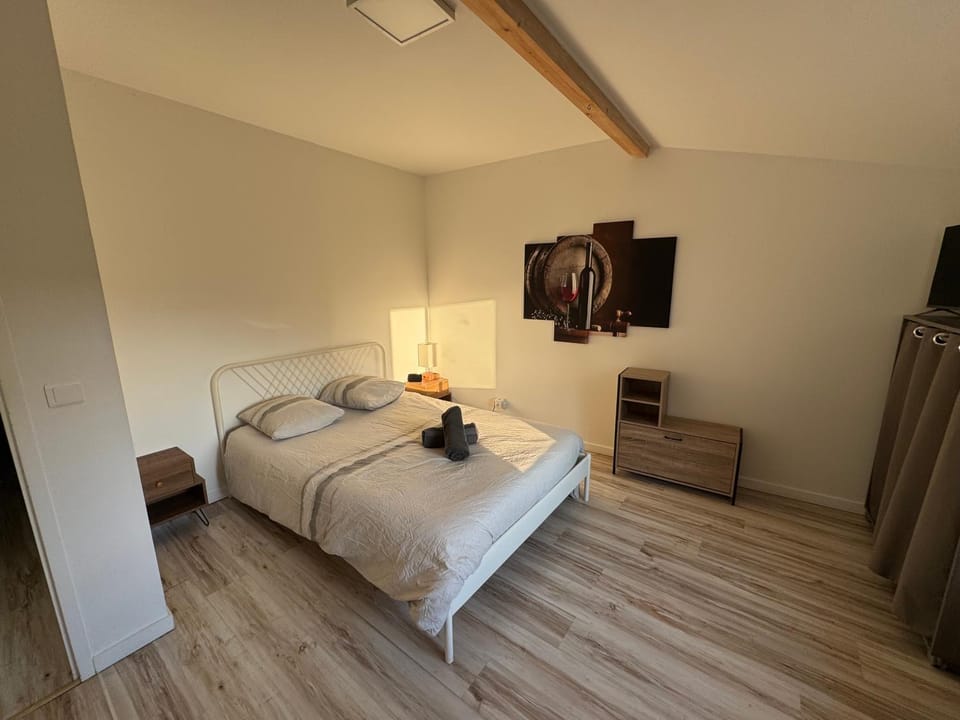 Communal lounge/ TV room, Bed, TV and multimedia, Photo of the whole room, Bedroom