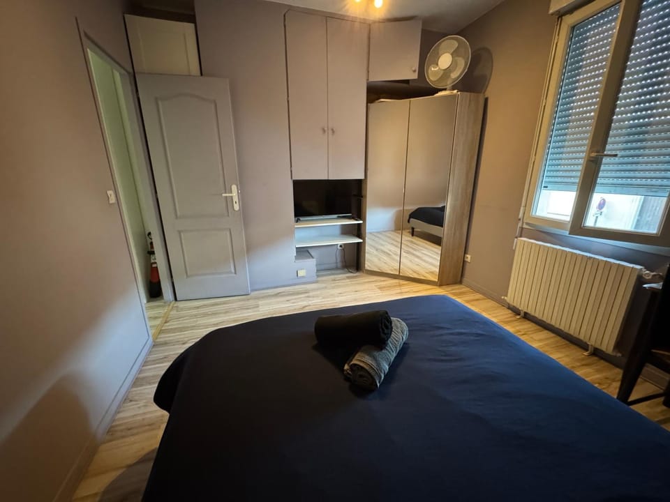 Bed, Photo of the whole room, wardrobe