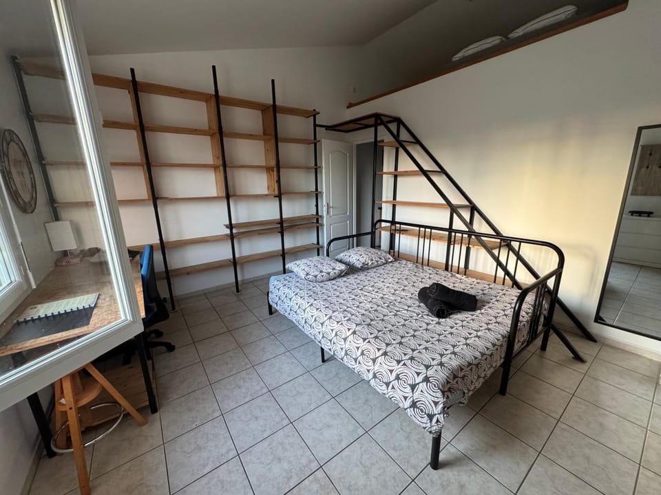 Bed, TV and multimedia, Photo of the whole room, Bedroom