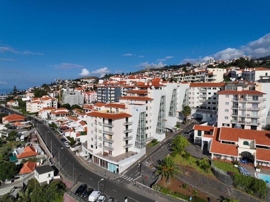 Comfy & Joyful Oceanview Retreat Apartment in Caniço