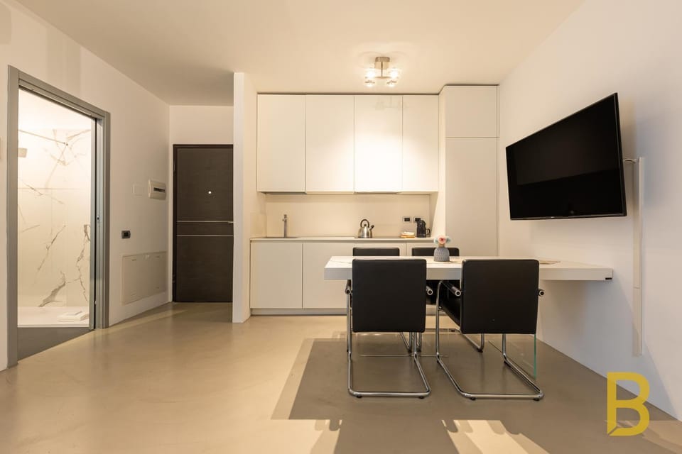 TV and multimedia, Coffee/tea facilities, Kitchen or kitchenette, Photo of the whole room, Dining area