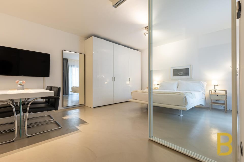Bed, TV and multimedia, Photo of the whole room, Dining area, Bedroom, wardrobe