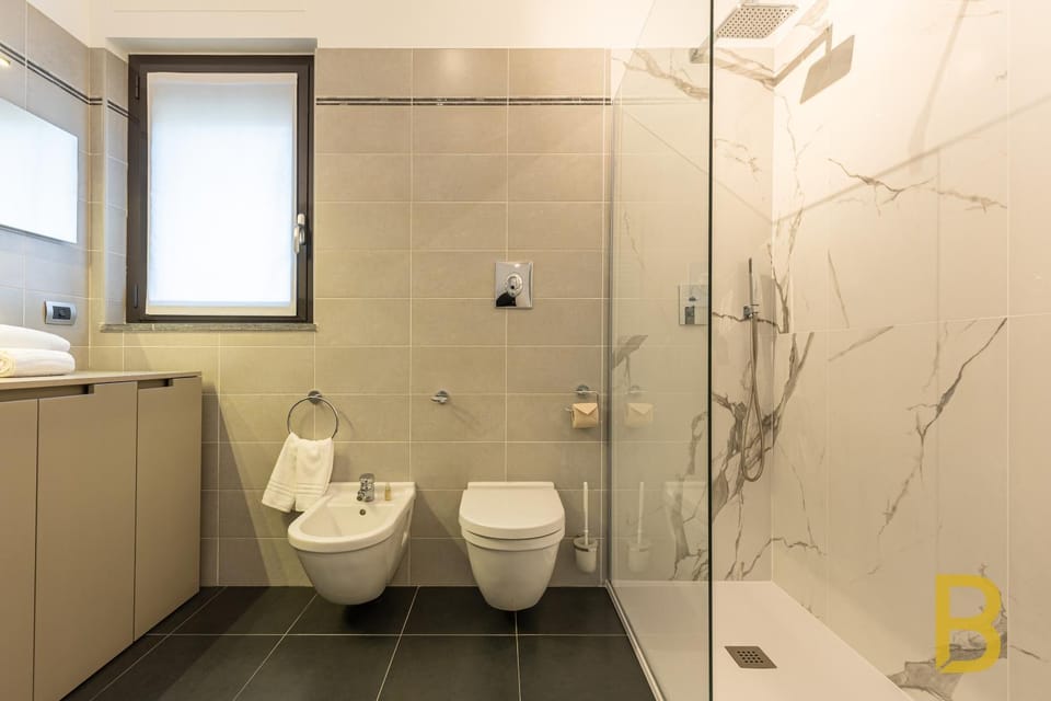 Shower, Toilet, Bathroom, bidet, towels