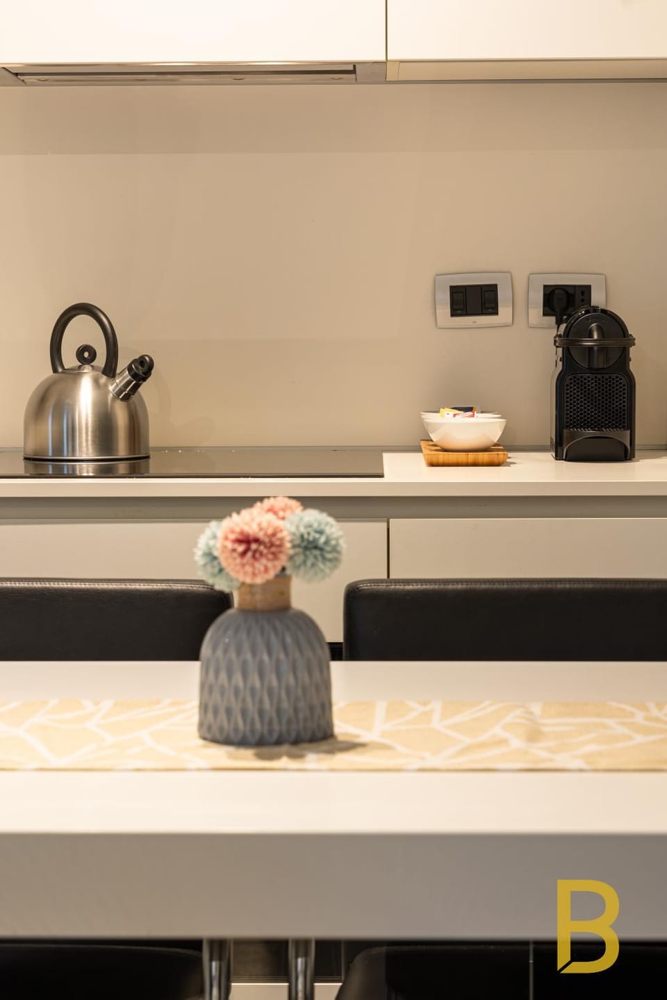 Coffee/tea facilities, Kitchen or kitchenette, Dining area, stove