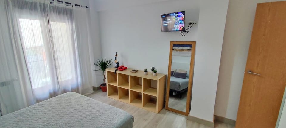 Bed, TV and multimedia, Photo of the whole room, Bedroom