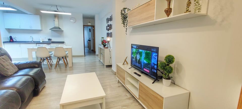 TV and multimedia, Kitchen or kitchenette, Living room, Seating area, Dining area