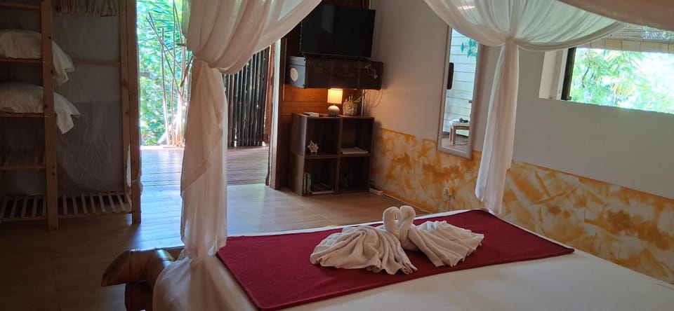 Bungalow atypique Ti Bambou à 500m de la plage House in Sainte-Anne
