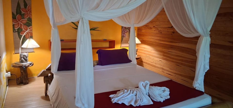 Bungalow atypique Ti Bambou à 500m de la plage House in Sainte-Anne