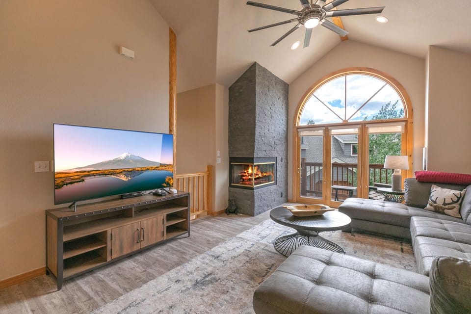 Elk Ridge Imperial Townhome: Spacious, Hot Tub Apartment in Breckenridge
