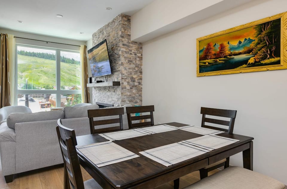 Fourth Street Crossing Traverse Townhome: Stylish Retreat Apartment in Silverthorne