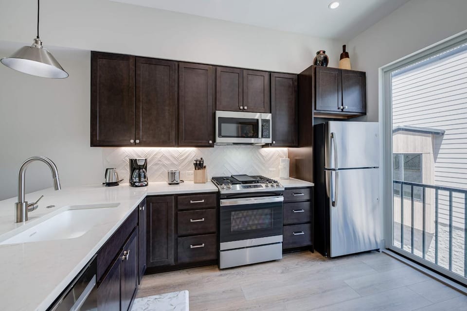Fourth Street Crossing Traverse Townhome: Stylish Retreat Apartment in Silverthorne