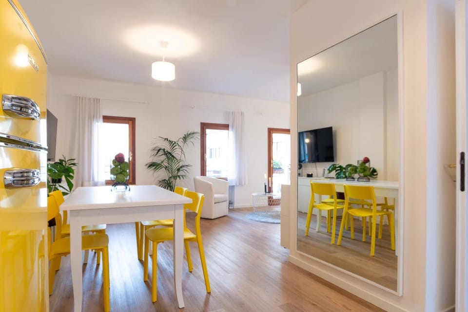 Communal lounge/ TV room, TV and multimedia, Living room, Seating area, Dining area