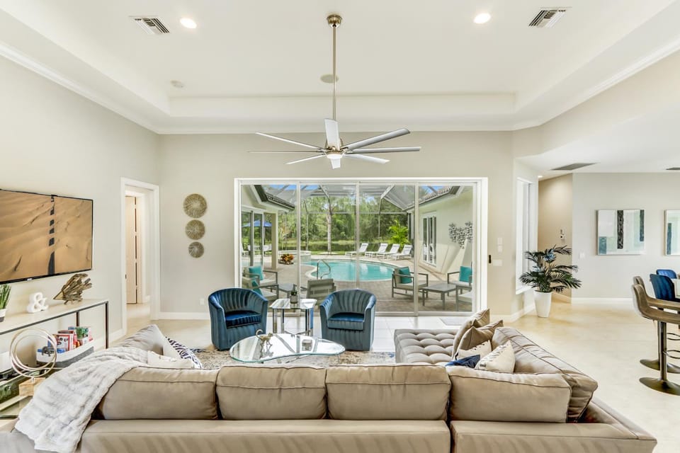 Modern home w screened pool, hot tub, & comm amenities! House in Collier County