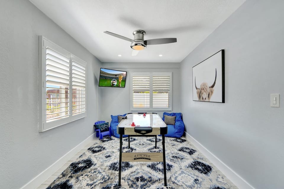 The Gardens - Luxe, Pool, Mins to Hard Rock Stadium House in Miami Gardens