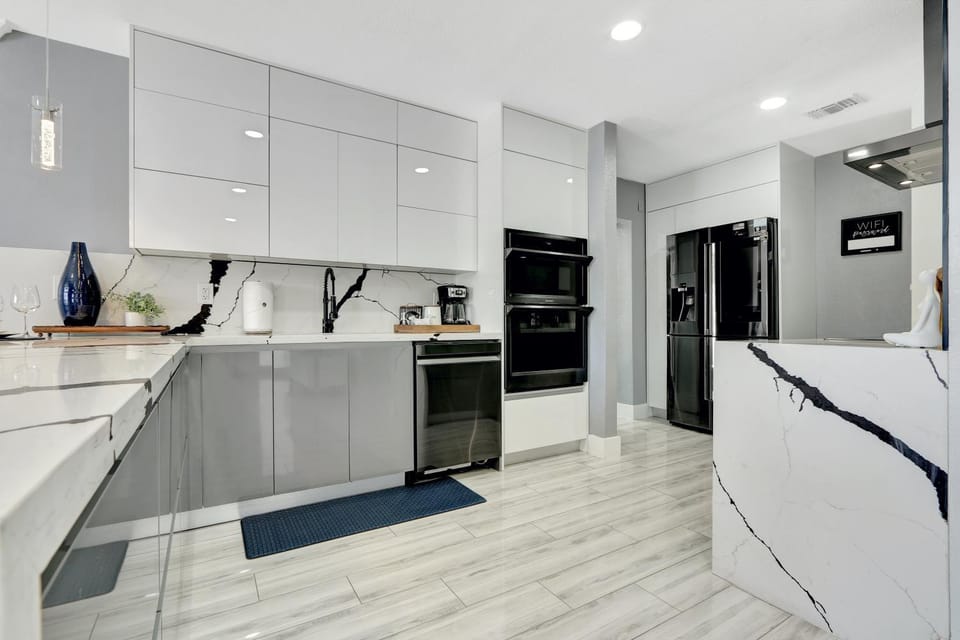 The Gardens - Luxe, Pool, Mins to Hard Rock Stadium House in Miami Gardens