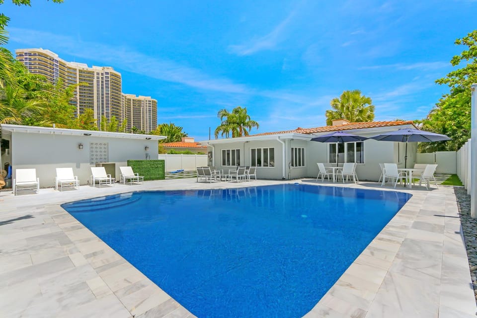 Pool, game room, near beach House in Fort Lauderdale