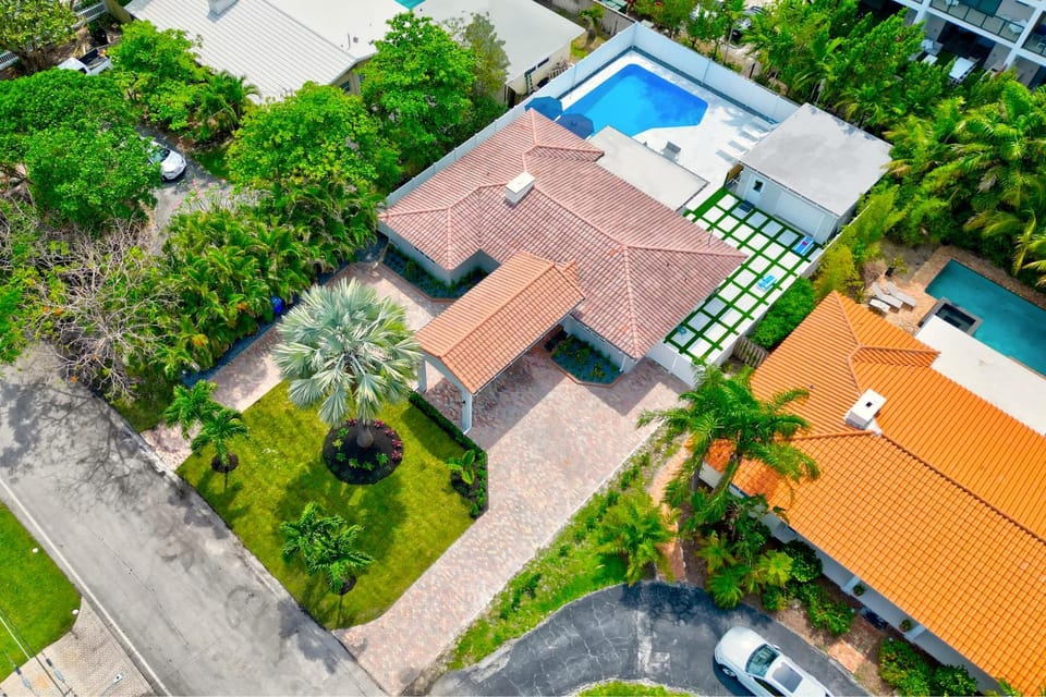 Pool, game room, near beach House in Fort Lauderdale