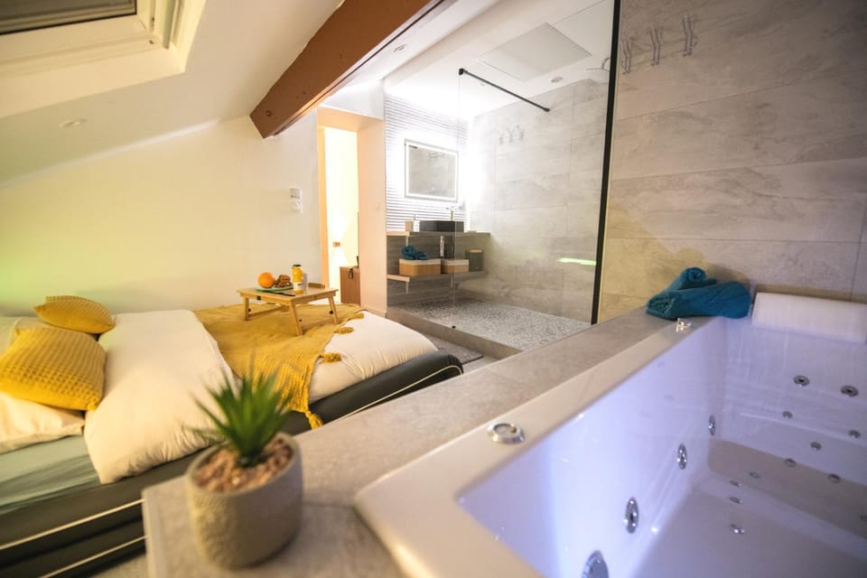 Bed, Hot Tub, Hot Tub, Massage, Bathroom, Spa and wellness centre/facilities, Spa and wellness centre/facilities, Spa and wellness centre/facilities, Photo of the whole room, Bedroom, Bath, towels