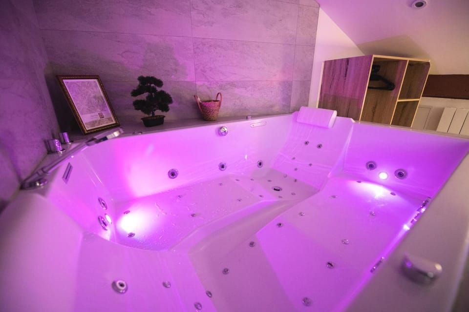 Hot Tub, Hot Tub, Massage, Bathroom, Spa and wellness centre/facilities, Spa and wellness centre/facilities, Spa and wellness centre/facilities, Bath