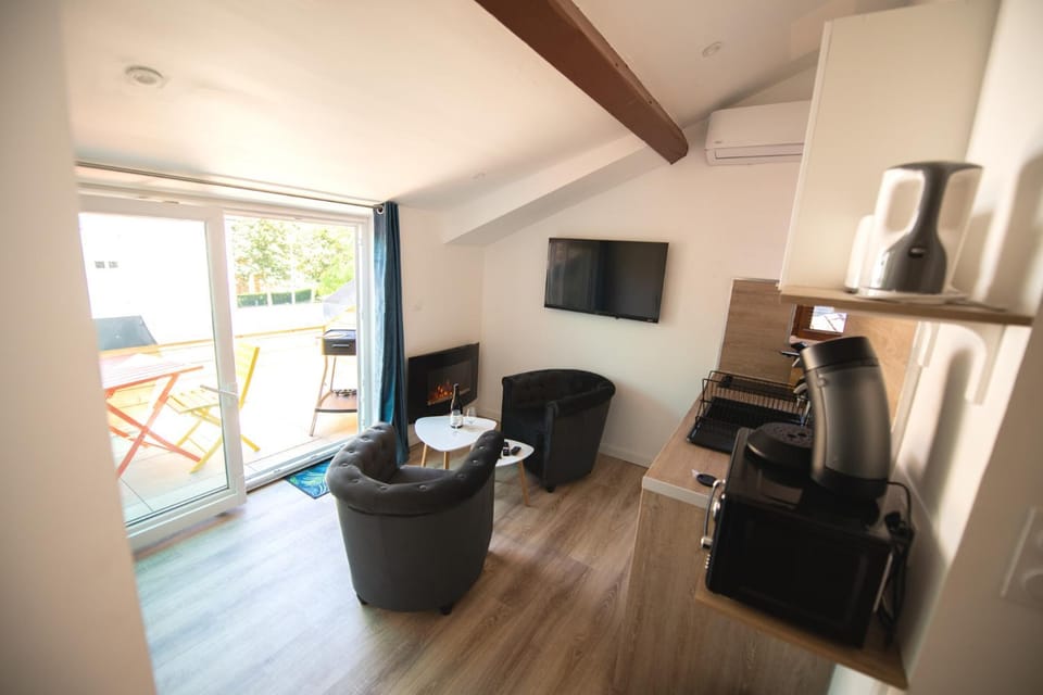 Communal lounge/ TV room, TV and multimedia, Balcony/Terrace, Living room, Seating area, Dining area, Evening entertainment, Meals