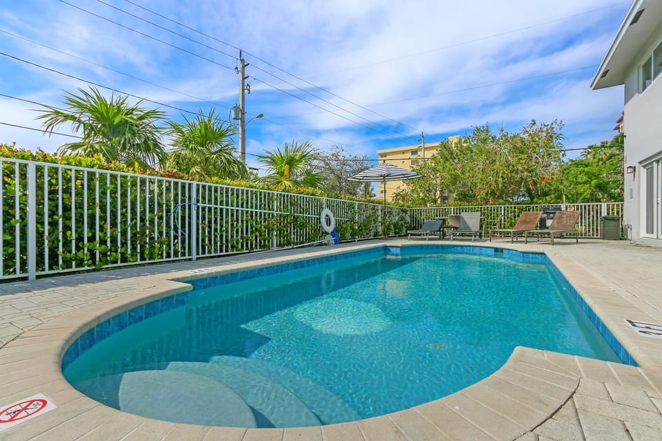 10 mins from Pompano Beach! With pool access Apartment in Pompano Beach