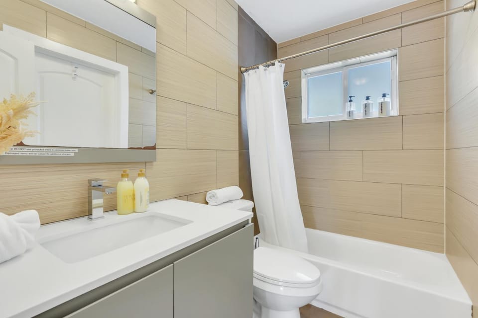 Sunny Pompano Beach with pool access Apartment in Pompano Beach