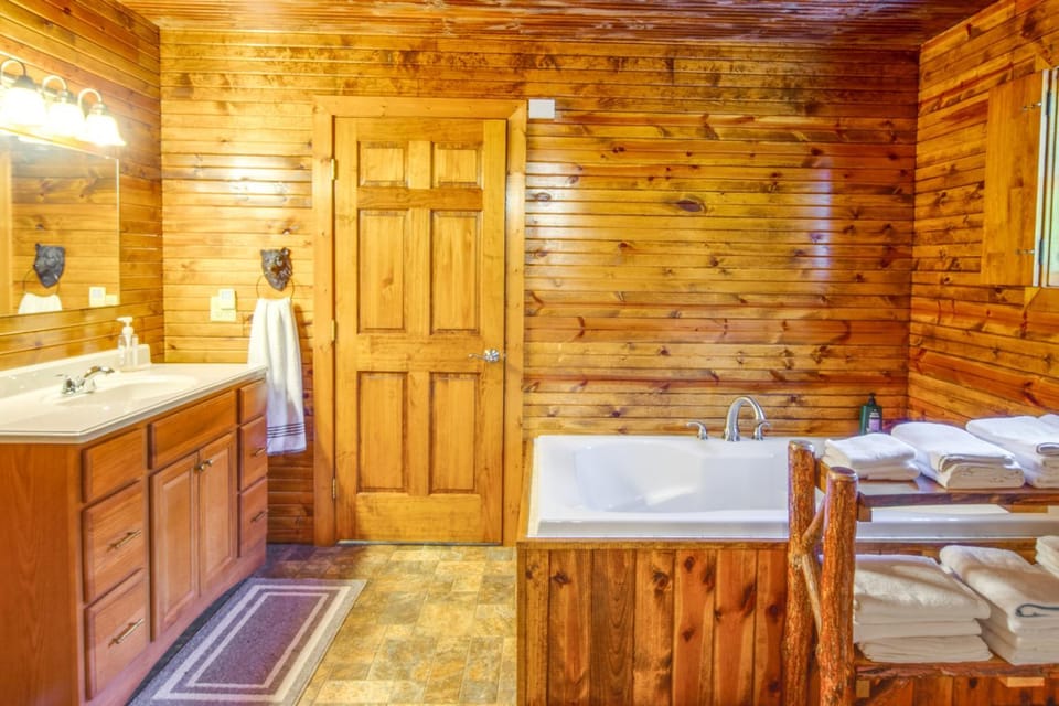 Secluded Cabin w/ On-Site Creek + Trails! Cabin in Allegheny River
