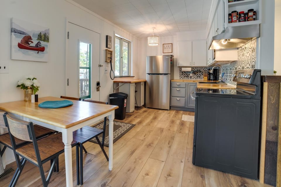 Higgins Lake Cottage w/ Private Fire Pit & Grill! House in Michigan