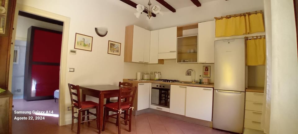 Kitchen or kitchenette, Dining area, minibar, oven, pet friendly
