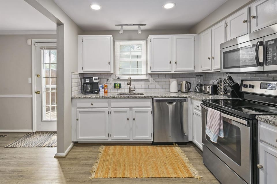 Luxury End Unit Townhome Just 40 Minutes from DC, Pet-Friendly, Privacy Fenced House in Virginia