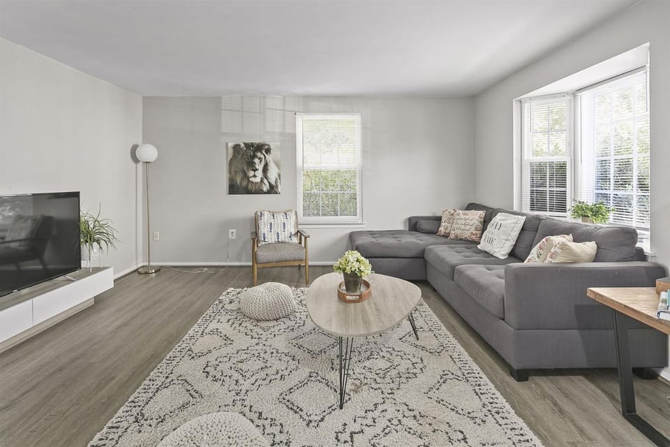 Luxury End Unit Townhome Just 40 Minutes from DC, Pet-Friendly, Privacy Fenced House in Virginia