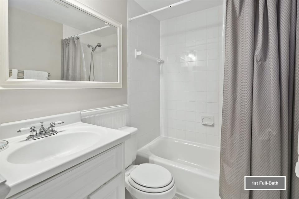 Luxury End Unit Townhome Just 40 Minutes from DC, Pet-Friendly, Privacy Fenced House in Virginia