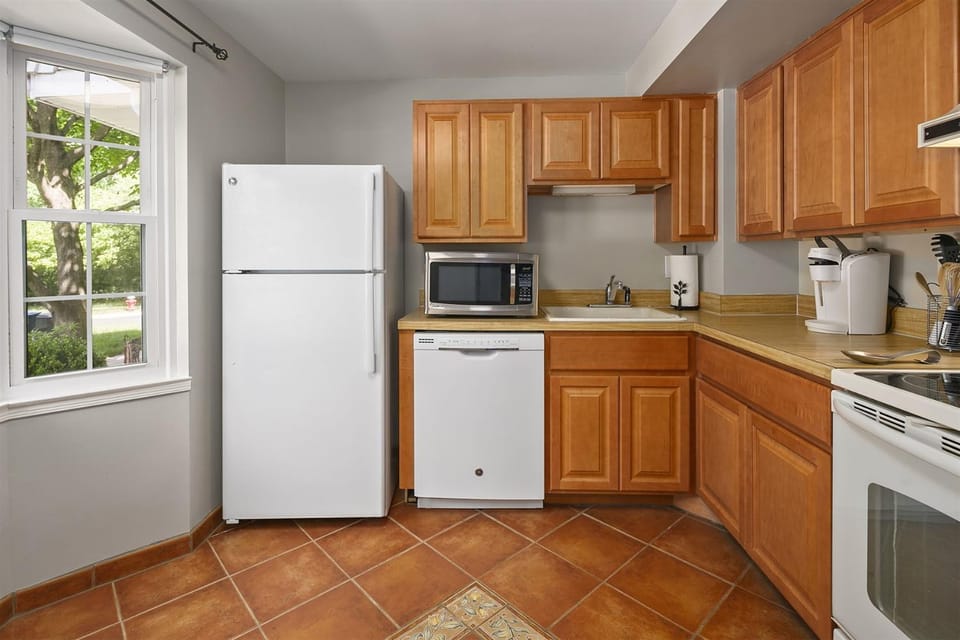 Townhome in No VA, 40 Mins to DC, Pets OK, Fast WiFi House in Dranesville